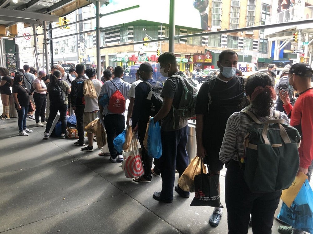 Nueva York pide suspender norma que le obliga a acoger inmigrantes tras gasto de $1,000 millones