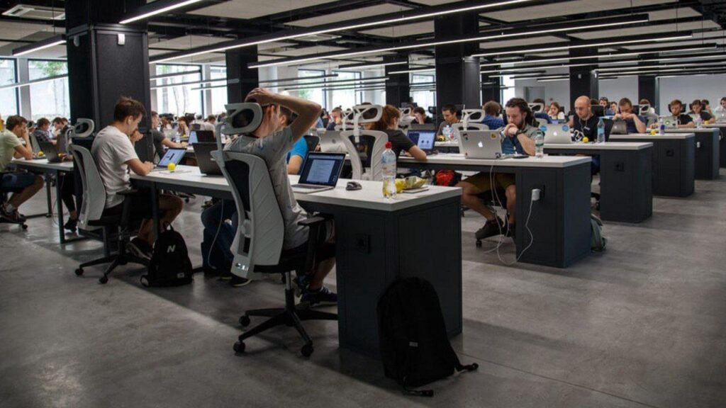 Descubren a trabajador que se llamaba así mismo para no atender a clientes