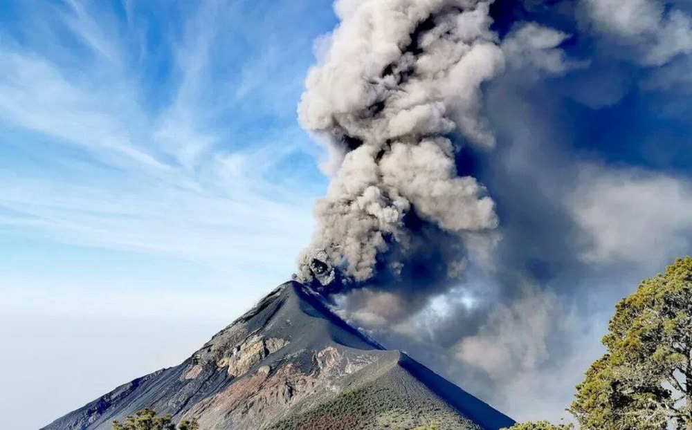 El volcán de Fuego hace erupción, dejando una columna de ceniza de seis mil metros