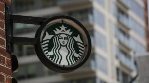 Starbucks es condenado a pagar $ 25,6 millones a empleada por discriminación racial