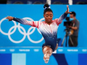 Simone Biles regresa a la gimnasia tras superar obstáculos de salud mental