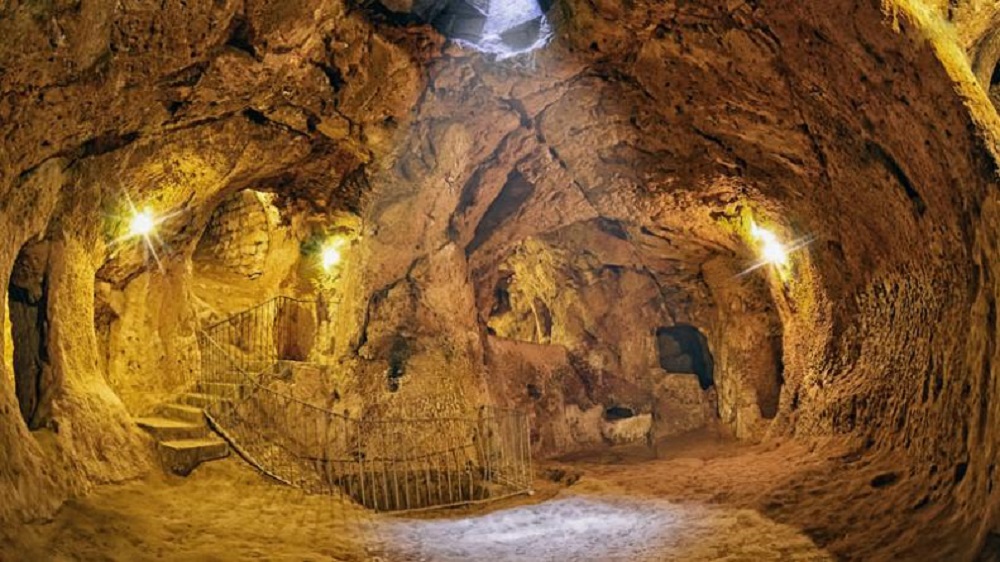 Hombre descubre una ciudad oculta de 2 mil años de antigüedad buscando unas gallinas