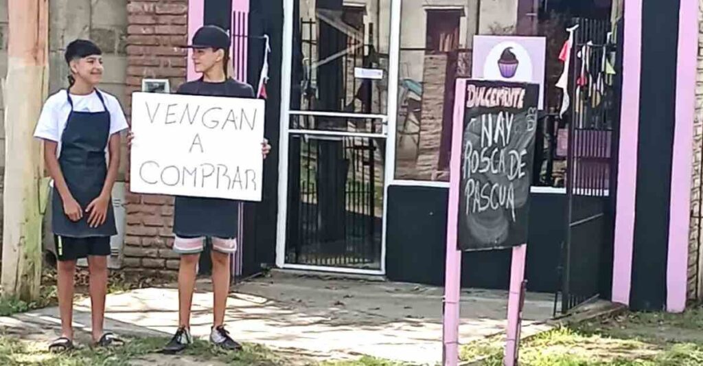 Adolescentes se instalaron con un cartel frente al negocio de su mamá: “Vengan a comprar”