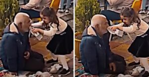 Niña le da de su agua a un adulto mayor en situación de calle: “Es cuestión de valores”