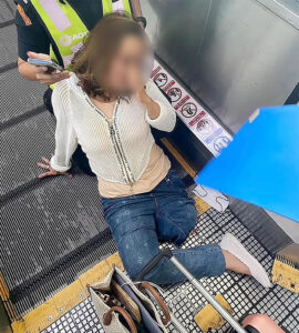 mujer aeropuerto tailandia 