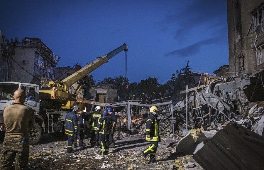 Bombardeo en una pizzería en localidad de Ucrania deja diez muertos