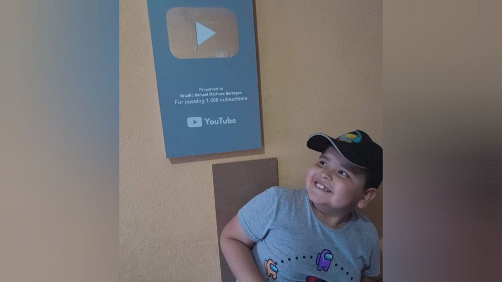 Creativo papá hizo una placa de YouTube para celebrar sus 1,400 suscriptores