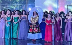 Estudiante mexicana usa traje de tehuana el día de su graduación y pone en alto sus orígenes