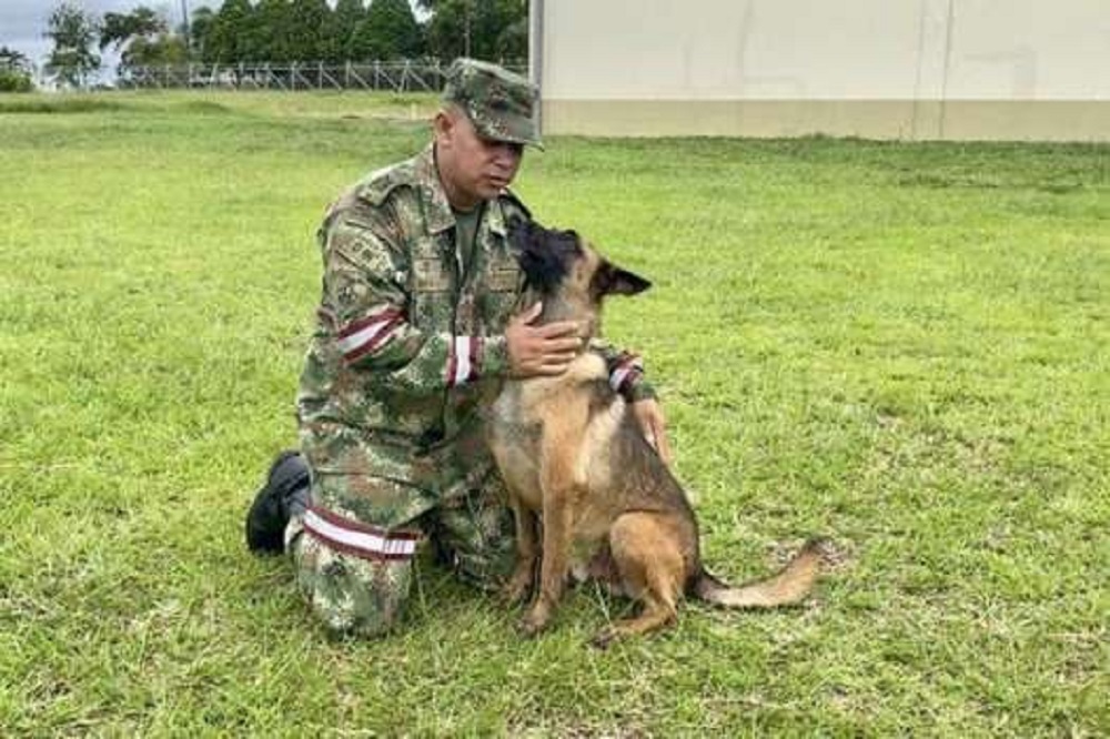 Guía de Wilson le está dejando sus prendas para que las reconozca y regrese