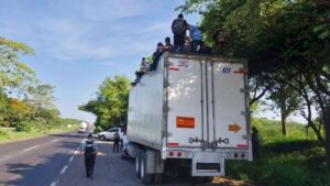 Encuentran a 148 migrantes dentro de un camión abandonado en México