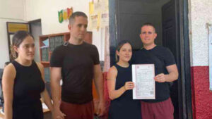 Pareja elige atuendo casual para su boda y desata críticas