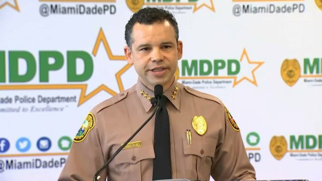 Director de la Policía de Miami Dade se disparó en la cabeza durante una pelea con su esposa