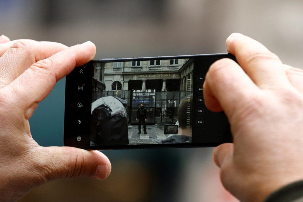 Francia aprueba polémica ley que permite activar la cámara y micrófono de los investigados