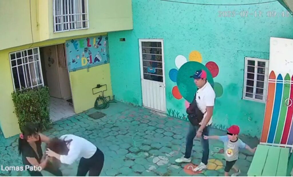 Indignación provoca ataque a maestra: Le hicieron pedir perdón de rodillas a un alumno