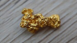 Estudiante encuentra una pepita de oro de 24 quilates y escuela se la decomisa