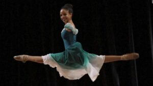 Vitória, la bailarina brasileña sin brazos que triunfa en las redes