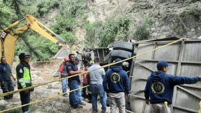 Decenas de muertos por volcamiento de autobús a un barranco de 20 metros en México