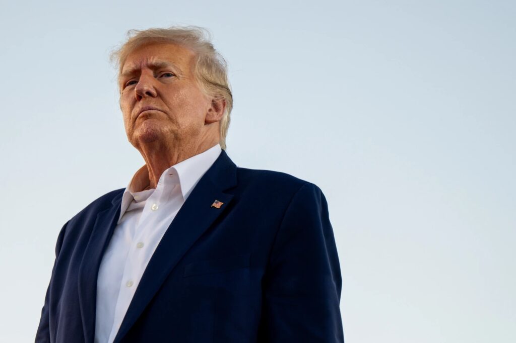 El expresidente y magnate estadounidense, Donald Trump, reiteró que está listo para deportar a millones de migrantes a sus países de origen si llega al Poder Ejecutivo nuevamente. No es la primera vez que el mandatario lanza amenazas sobre una deportación masiva de cara a la elección presidencial que se disputará en el 2024. La promesa más importante del exgobernante es una operación nacional de deportación, la más grande en la historia de Estados Unidos (EEUU), que dejará millones de migrantes deportados. “Comenzaré la operación de deportación más grande en la historia de Estados Unidos”, dijo en tono contundente el exgobernante entre aplausos de sus seguidores. La promesa de campaña y una serie de acusaciones han hecho que Trump se convierta en el candidato favorito de los republicanos. A nivel nacional, Biden lo supera por un margen bastante estrecho, mientras el gobernante baja de popularidad cada semana, según encuestas. El polémico magnate, además de anunciar una deportación de millones de migrantes, planea restablecer y ampliar la prohibición de viajes a países de mayoría musulmana. La gestión de Donald Trump fue conocida por su política tolerancia cero que dejó miles de familias separadas y la condena mundial.