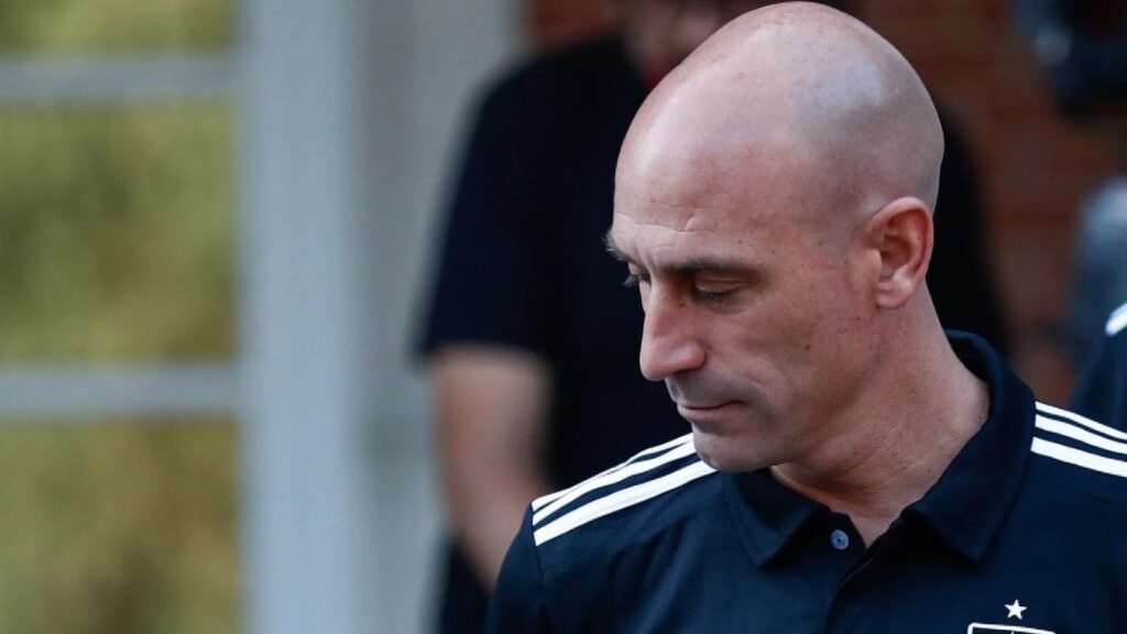 La FIFA suspende a Luis Rubiales por “escandaloso” beso a la campeona de España