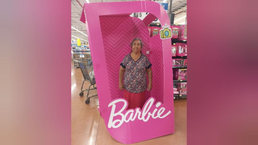 Hijo muestra orgulloso en las redes a la “barbie campesina”