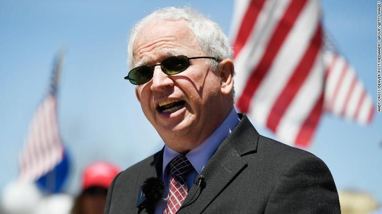 Exabogado de Trump se entrega a la justicia por caso en Georgia