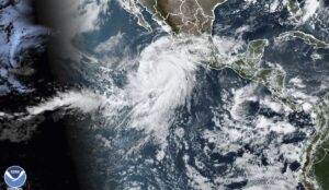 México bajo alerta por paso del huracán Hilary