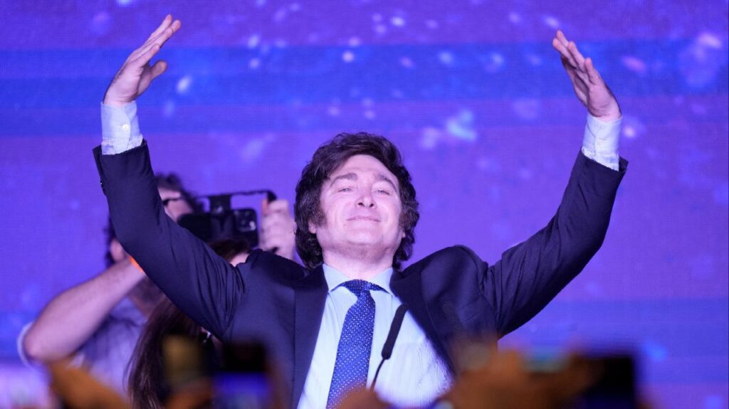 Javier Milei, el ultraliberal que “amenaza al kirchnerismo” en Argentina