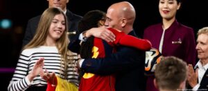 Líder de la federación española de fútbol bajo investigación por beso a Hermoso