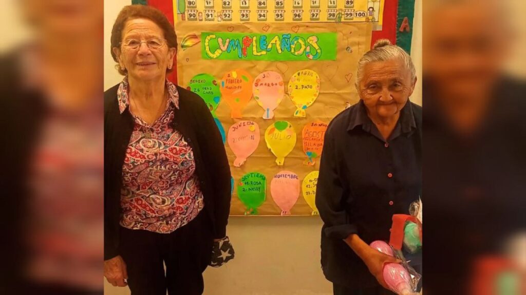 “Nunca es tarde”: Abuelitas de 83 y 79 años están aprendiendo a escribir