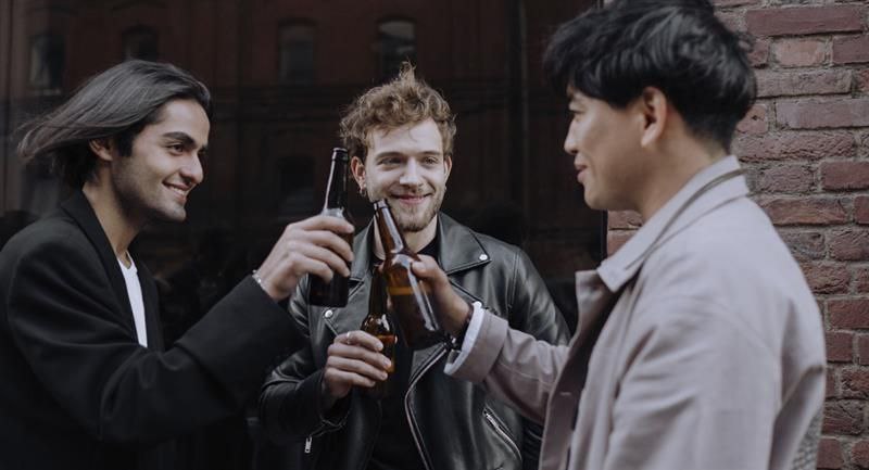 Hombres se sienten atraídos entre ellos cuando están “borrachos”