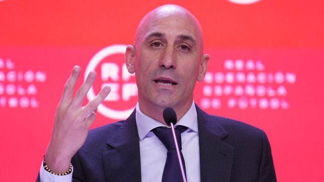 Luis Rubiales “acepta su derrota” y dimite de sus cargos en la UEFA y la Federación Española