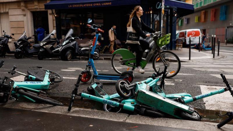 Cansados de la “anarquía” en París prohíben los monopatines eléctricos