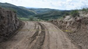 Dañan la Gran Muralla China con una excavadora para ahorrarse camino en una construcción