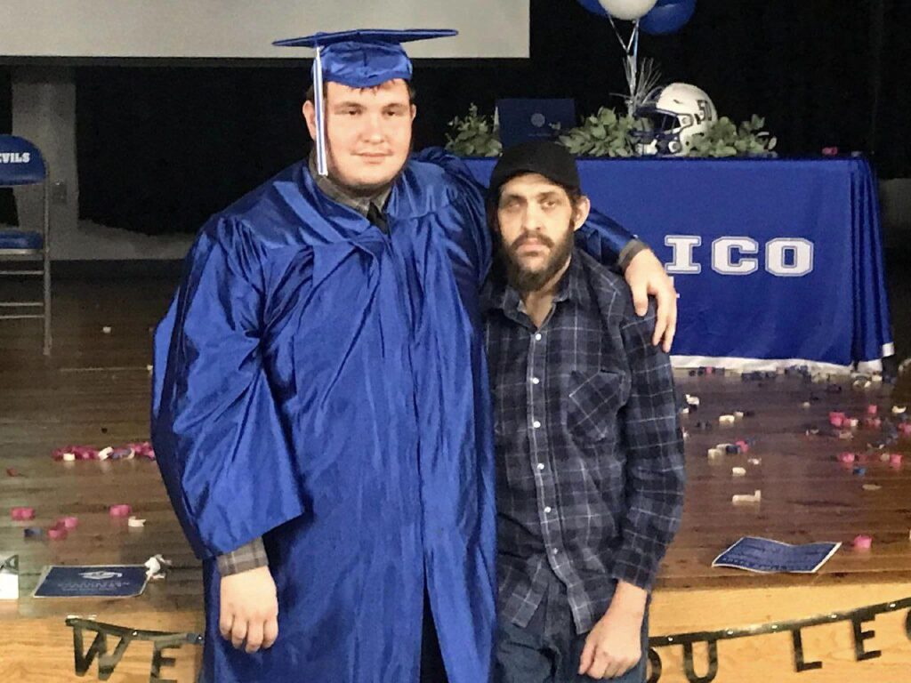 Adelantan ceremonia de graduación para honrar el deseo de un padre con cáncer