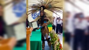 Joven recibe su título universitario vestido como sus ancestros prehispánicos