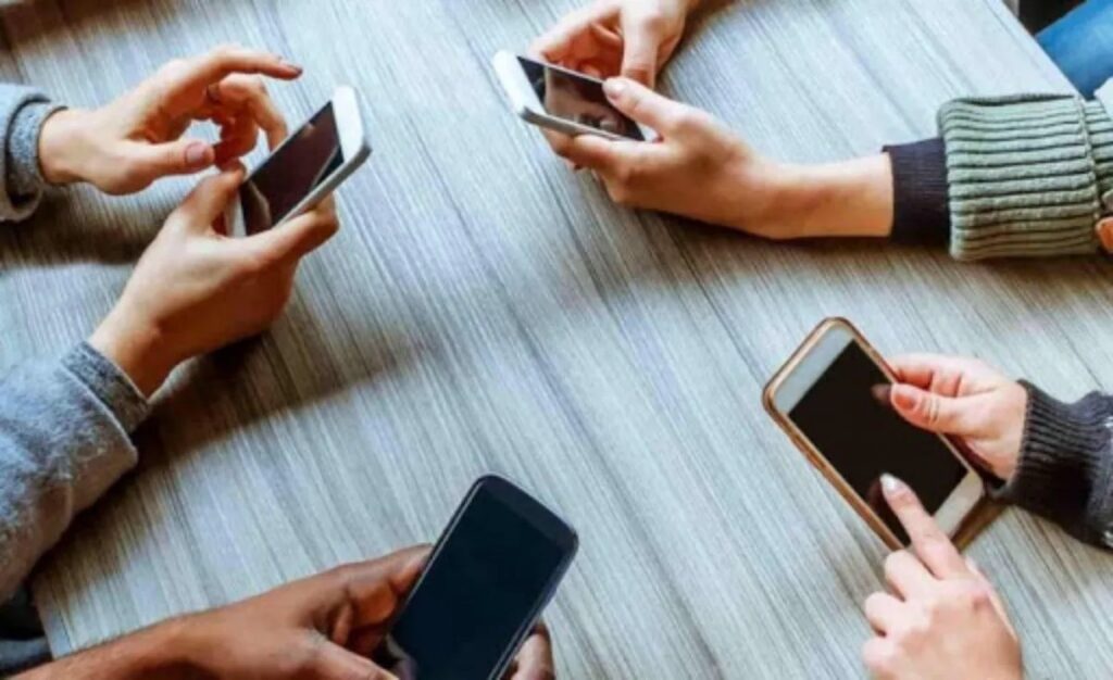 celular addiccion monje Tik Tok redes sociales