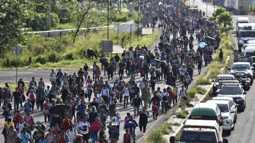 Miles de migrantes se dirigen a EEUU cansados de las esperas para obtener visas