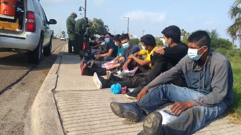 en el 2024, Texas aprueba ley que otorga la facultad de arrestar y deportar a los inmigrantes indocumentados