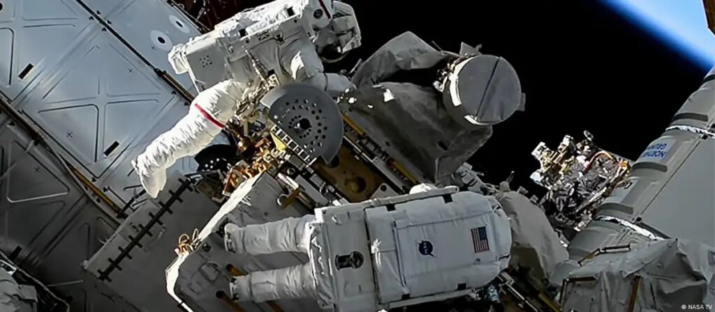 astronautas NASA maleta herramientas caminata