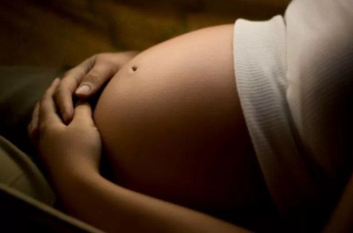 Mujer corre a su hija adolescente que salió embarazada: “No lo voy a criar”