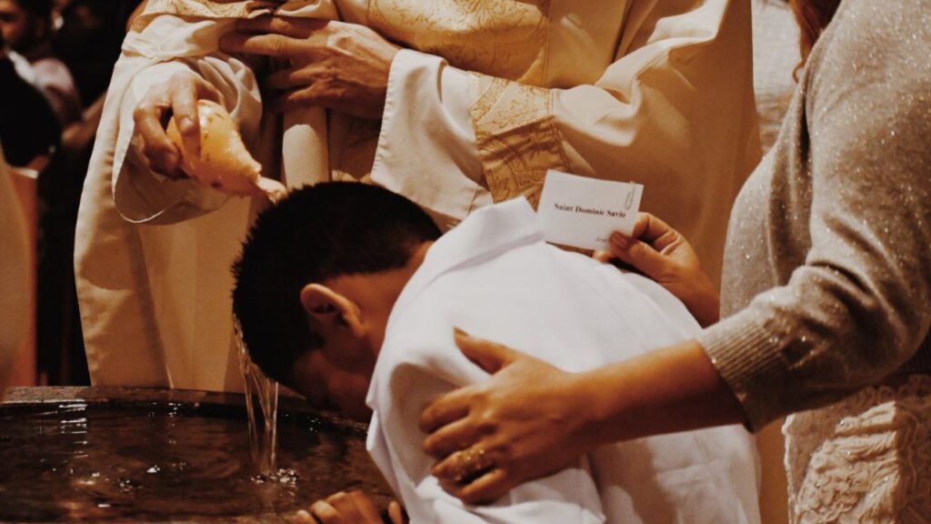Iglesia Católica permitirá que transexuales y bebés de parejas gay sean bautizados