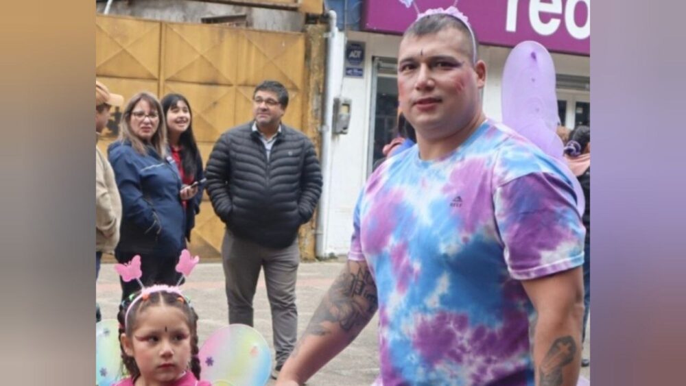 Fotografía de un militar vestido de mariposa cautiva las redes sociales