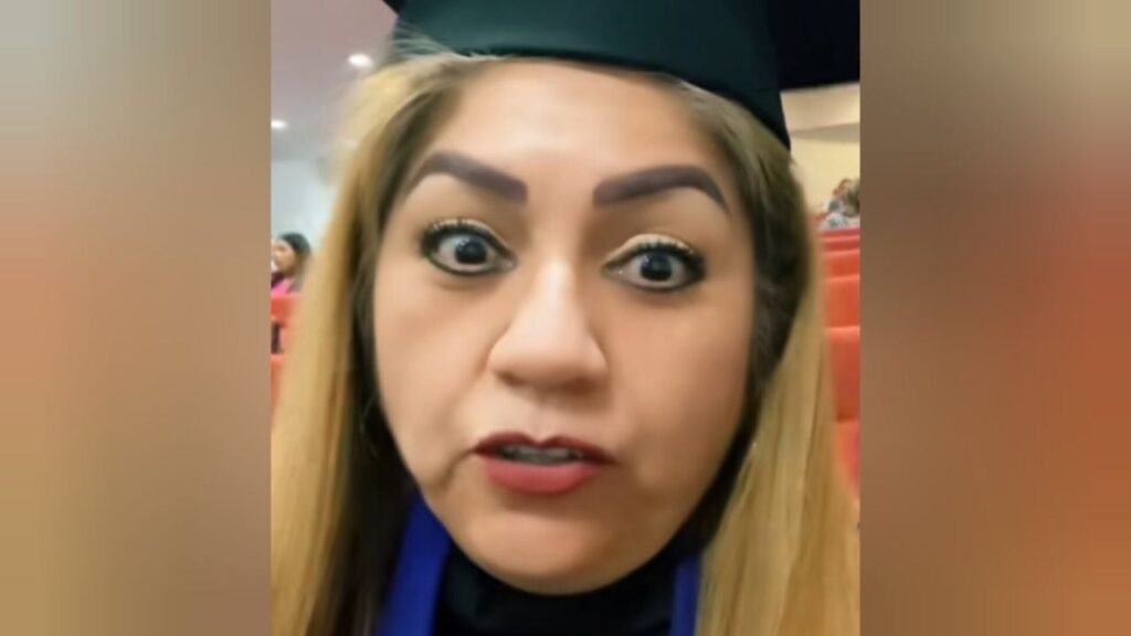 Madre logra graduarse de la preparatoria después de dedicar su vida a sus hijo y ninguno quiso acompañarla