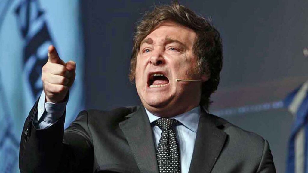 Javier Milei firma decreto para despedir 7,000 empleados estatales