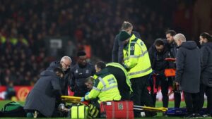Futbolista inglés colapsa en pleno juego de la Premier League