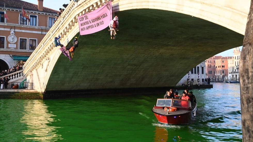 venecia italia cop28 gran canal activistas
