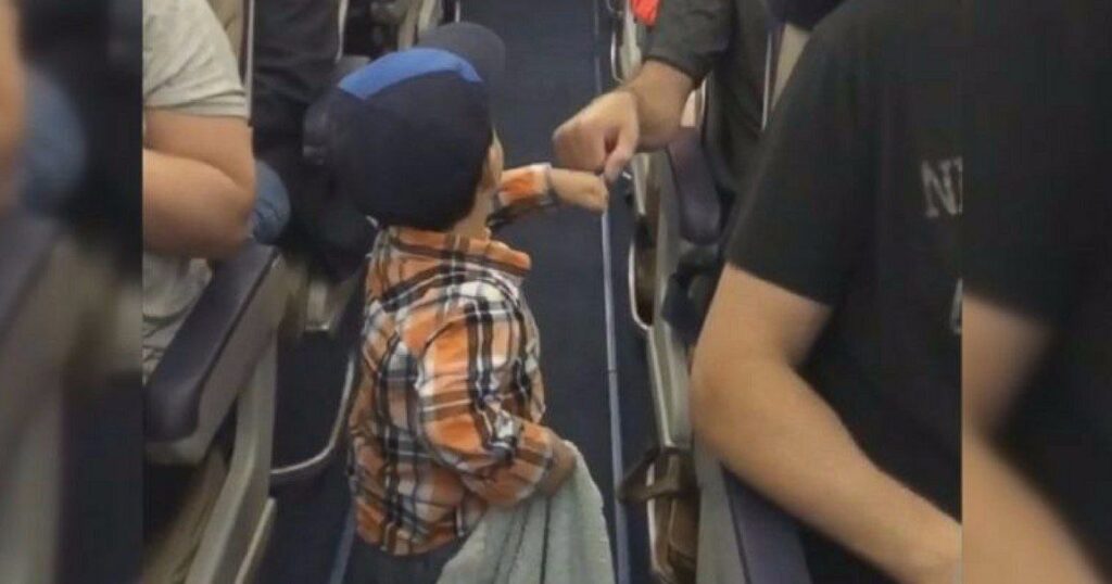 Niño de 6 años viaja 250 kilómetros lejos de su familia tras una confusión de la aerolínea
