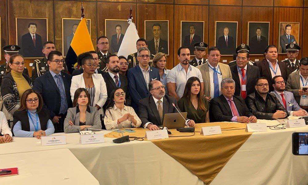 Ecuador no dará tregua: Ofrecen amnistía policías y militares que "den baja a criminales"