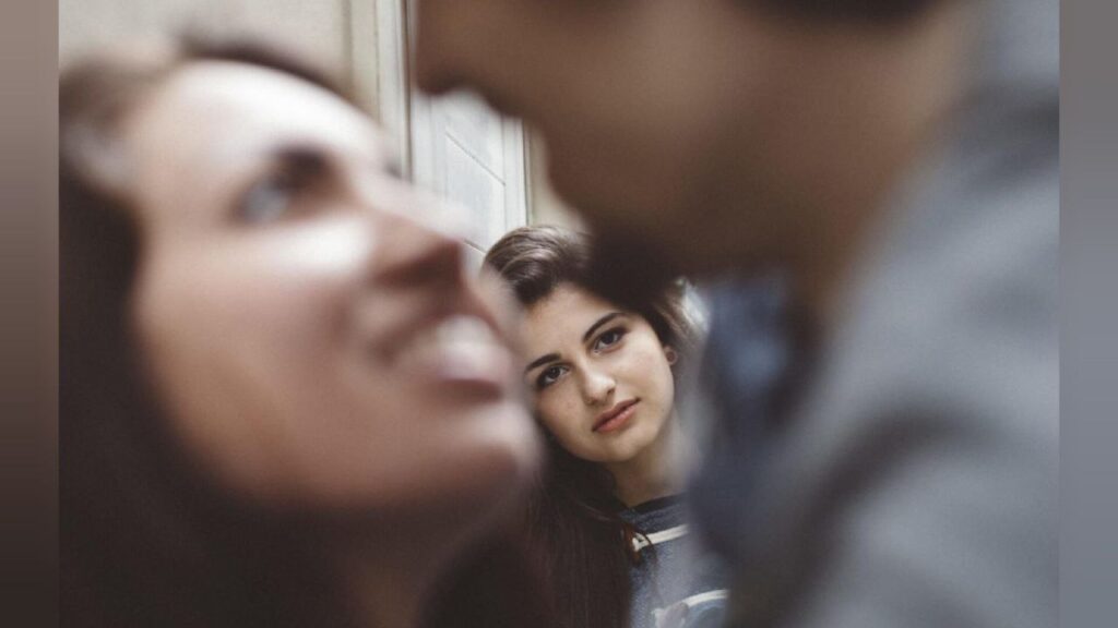 Sintió envidia de su amiga por como se llevaba con el papá y se hizo pasar por la amante