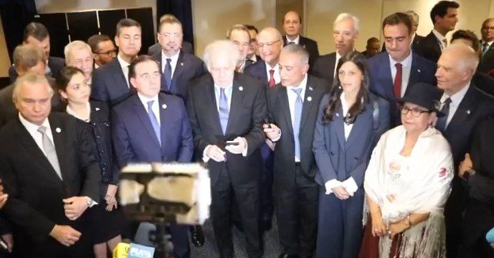 Delegaciones internacionales piden al Congreso que se juramente a Bernardo Arévalo